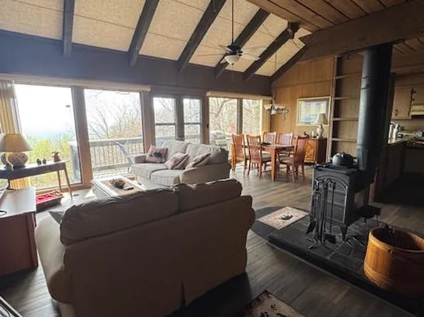 197 Buck Hollar Rd, Hillsville, VA 24343