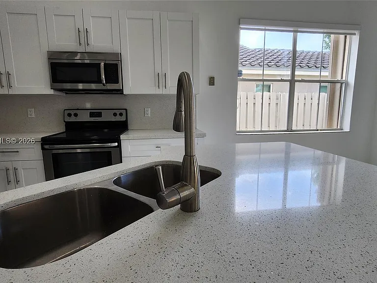 924 Falling Water Rd — Photo 5