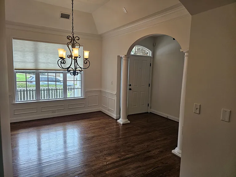 212 Medford Dr — Photo 3