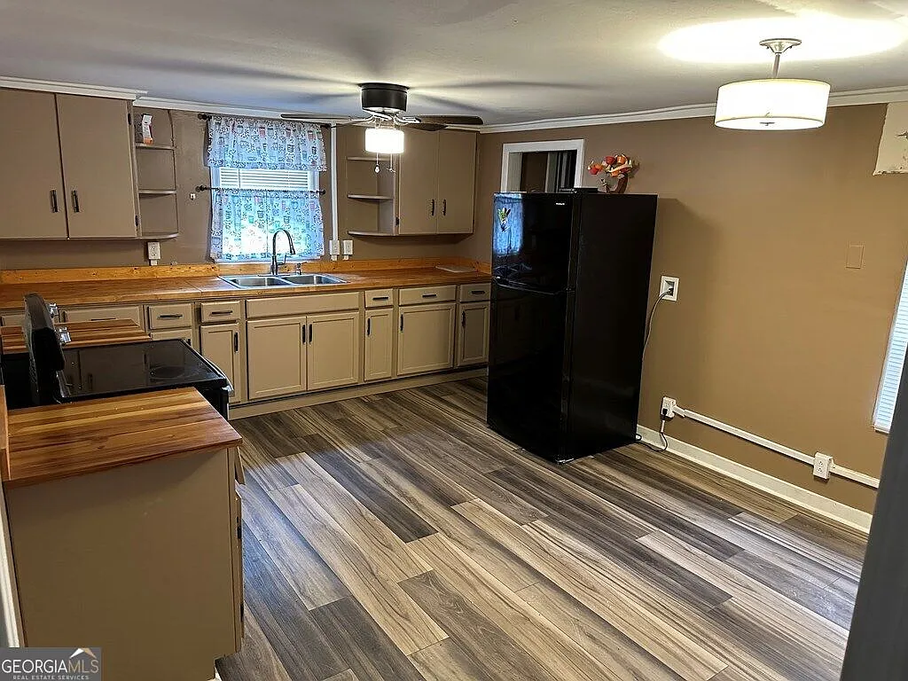 2 bed, 1.5 bath, $1,300 — Photo 2