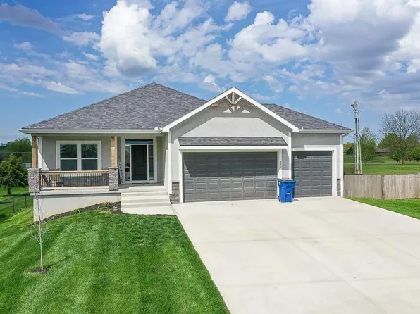 900 N Willow Ct, Tonganoxie, KS 66086