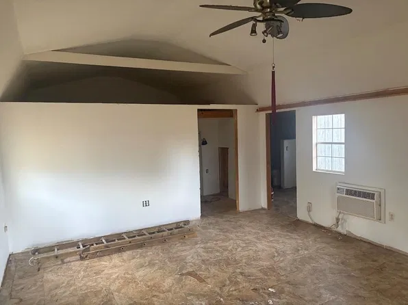 222 Chickie Dr, La Cygne, KS 66040