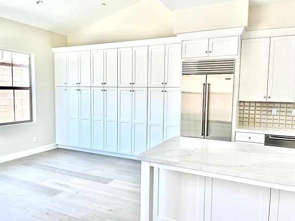 Extensive Kitchen Storage