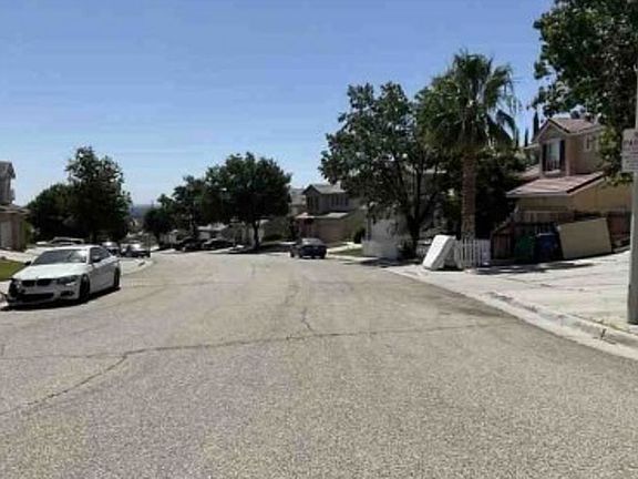 Exterior Neighborhood (street photo)