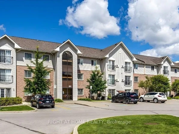 91 Aspen Springs Dr #305, Clarington, ON L1C 5J9