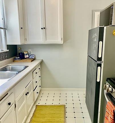 4th image of 4426 Illinois St