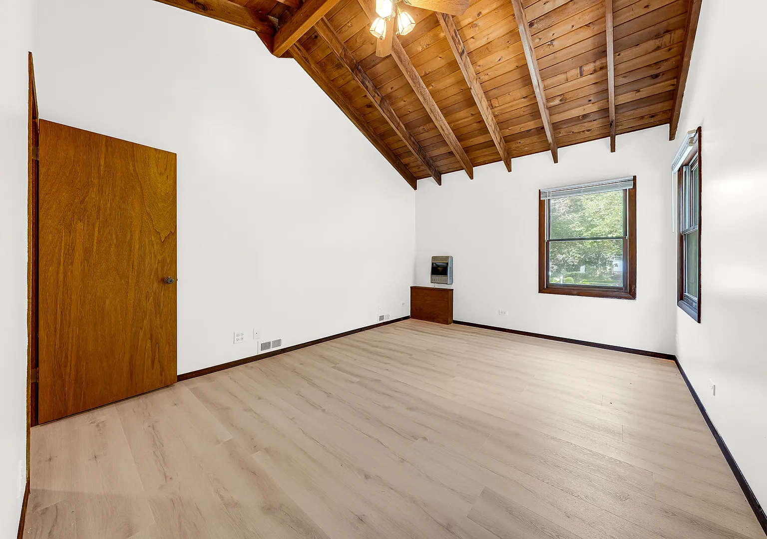 6 bed, 2572 sqft, $3,400 — Photo 3