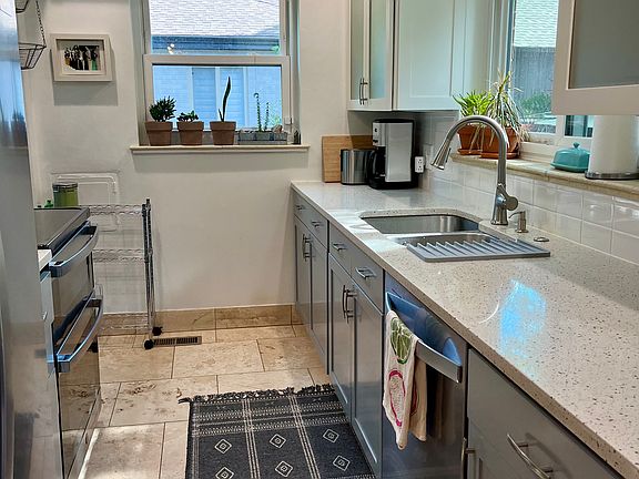5th image of 2885 Grape St