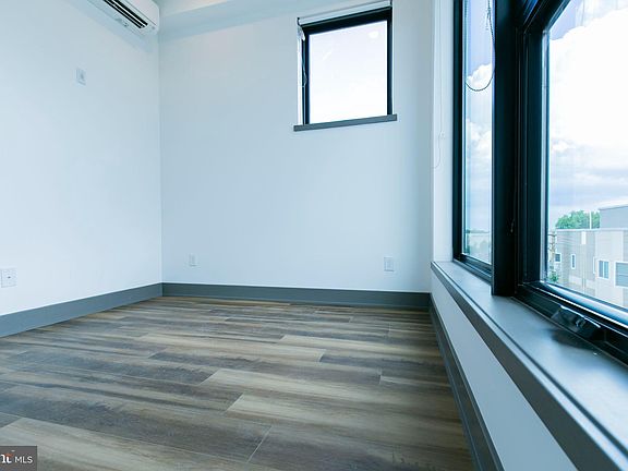 4th image of 1935 E Hazzard St #402