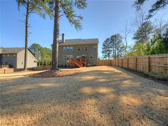 Beautiful, level backyard! Perfect children for d