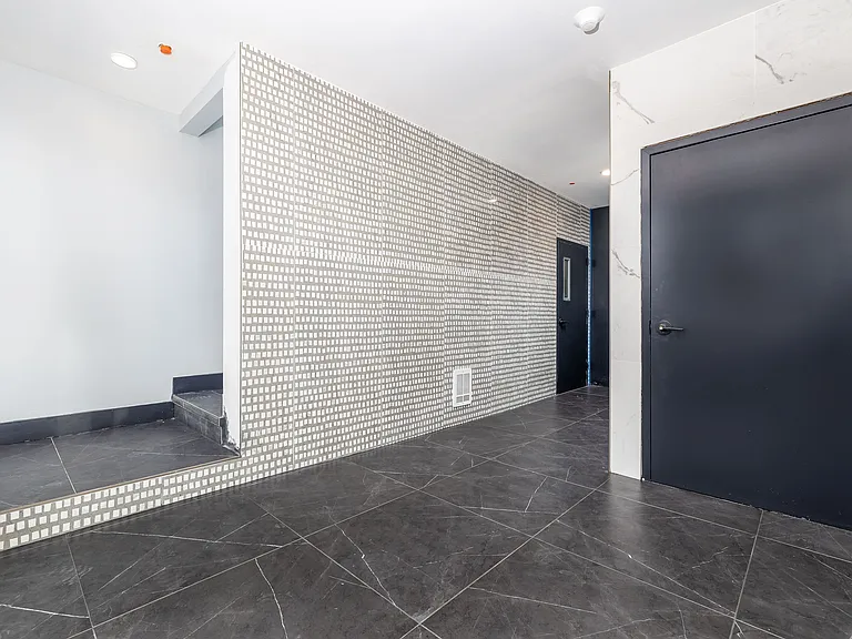1252 Main St #1S — Photo 2
