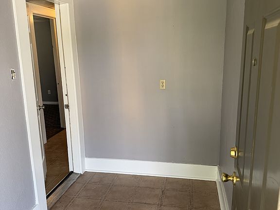 2nd image of 707 N Broadway Ave