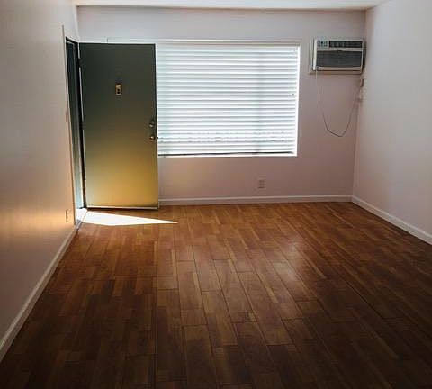 5th image of 936 N Orange Grove Ave #3