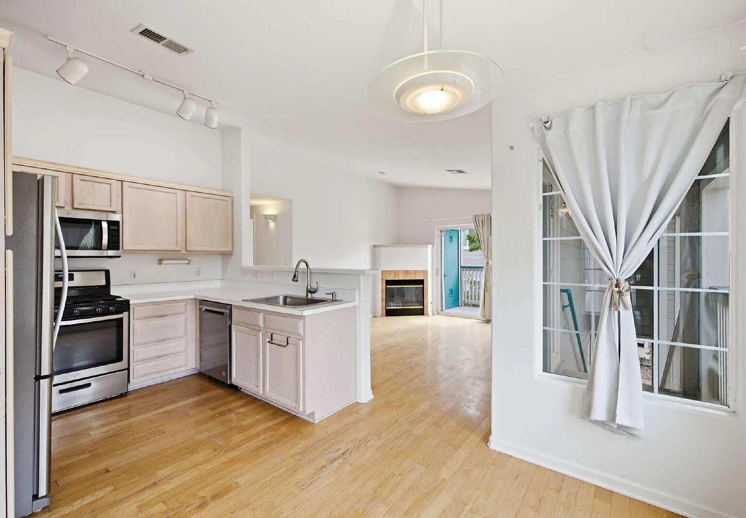 2 bed, 2.0 bath, 1031 sqft, $1,895 — Photo 2