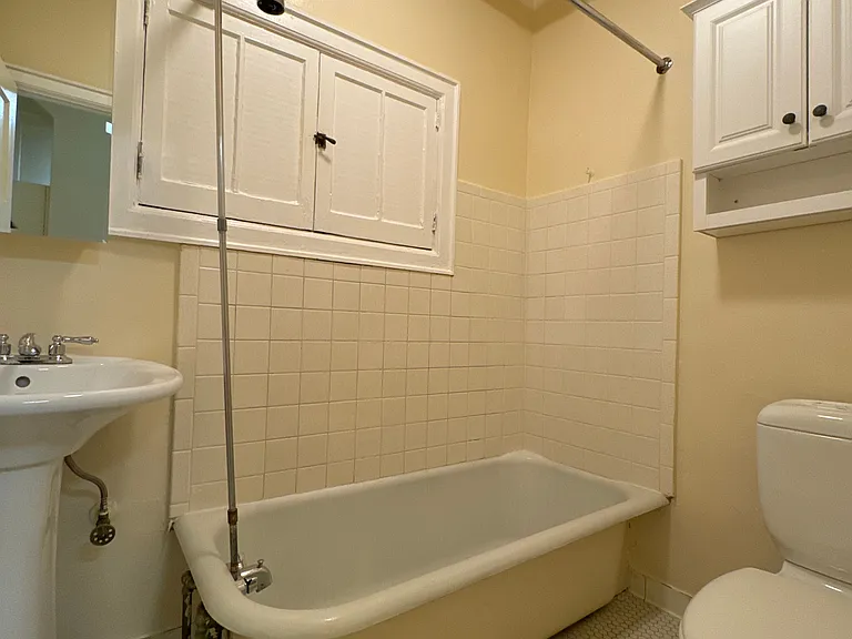 Chateau Apartments — Photo 34