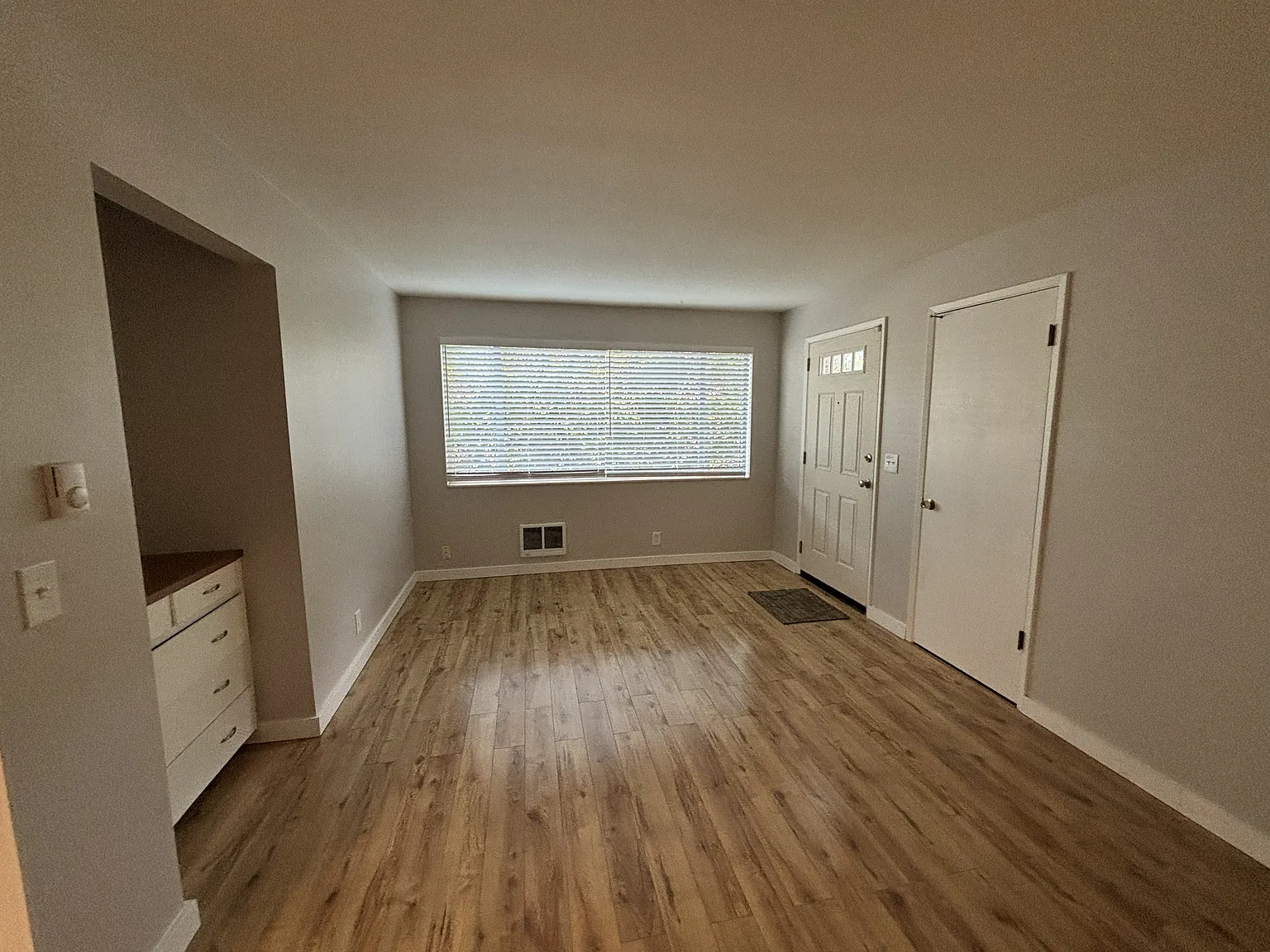 2 bed, 900 sqft, $1,900 — Photo 3
