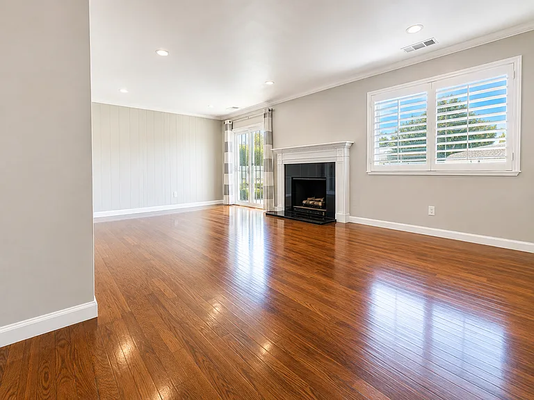 440 Country Club Dr — Photo 4
