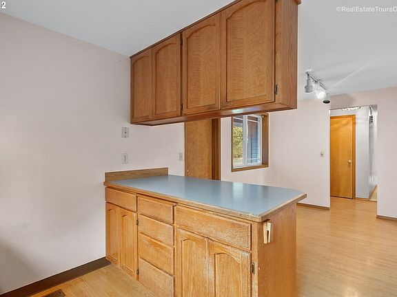 4th image of 717 NE 138th Ave