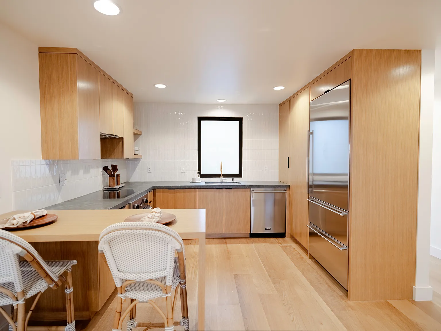 2 bed, 1000 sqft, $7,500 — Photo 4