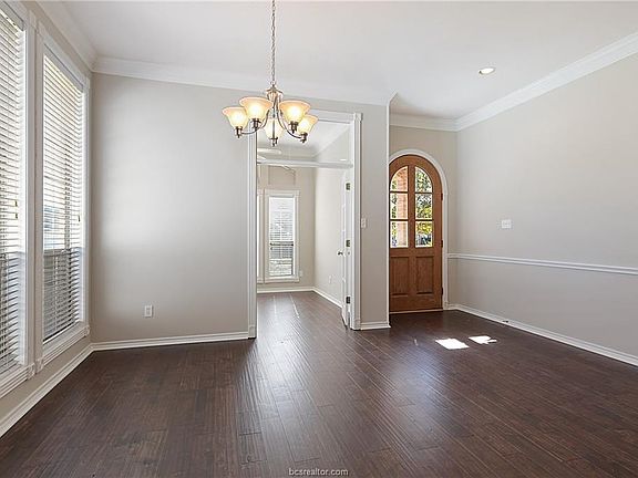 4th image of 803 Pine Valley Dr