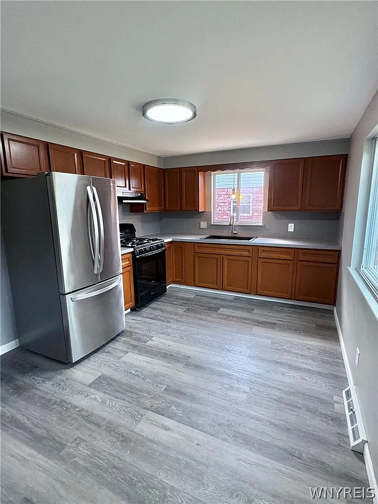 3 bed, 1.5 bath, 2320 sqft, $1,850 — Photo 2