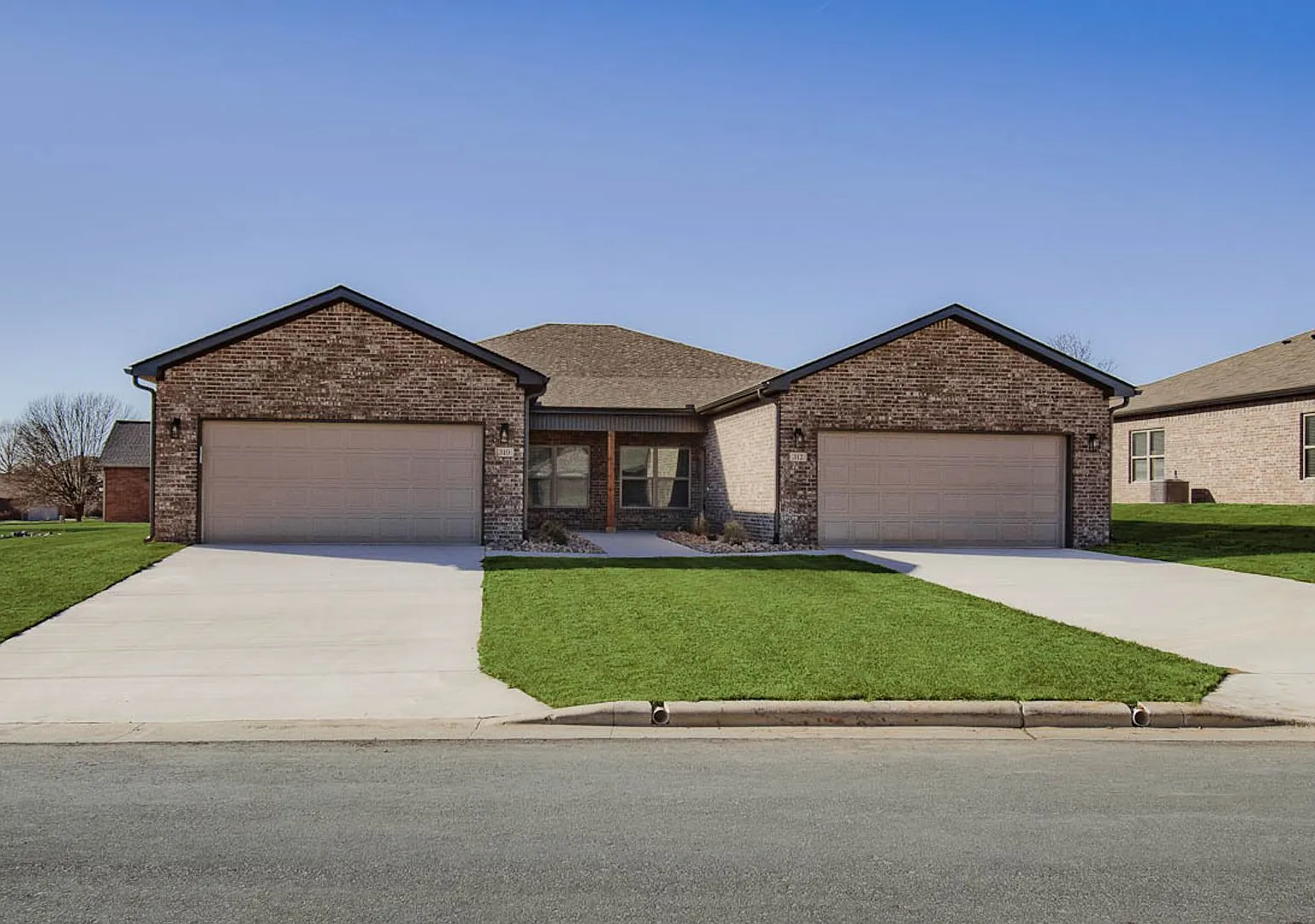 Big Creek Golf Course - 3 Bed 2 Bath Double Garage (Newer Construction) — Photo 1