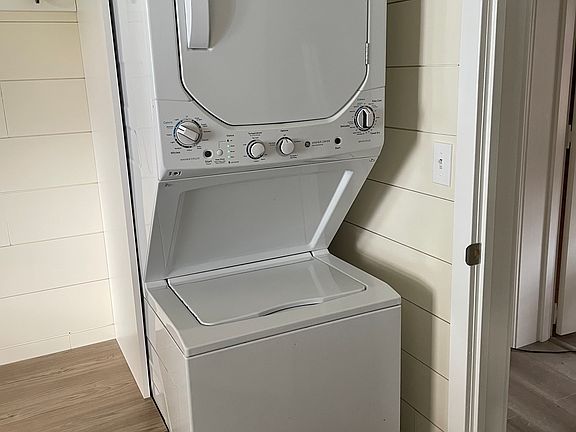 Electric washer/dryer in Entry