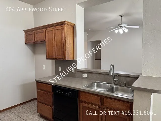 604 Applewood St — Photo 16