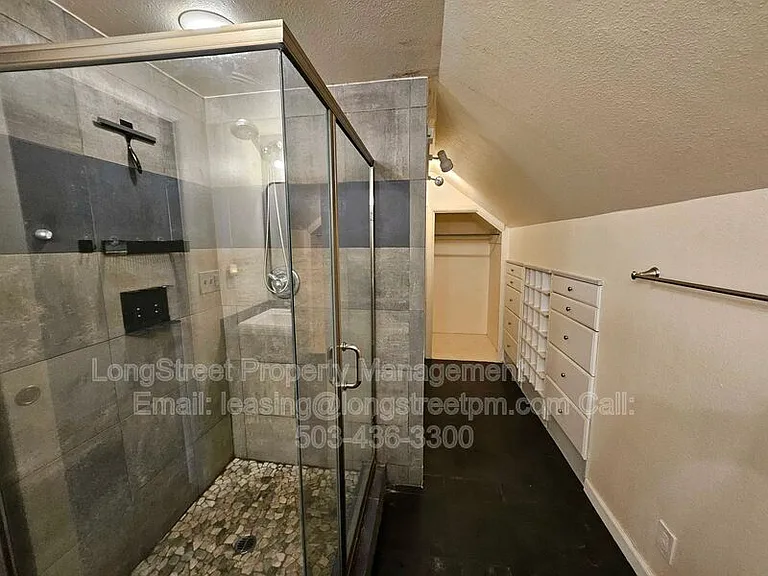2205 N Willamette Blvd — Photo 11