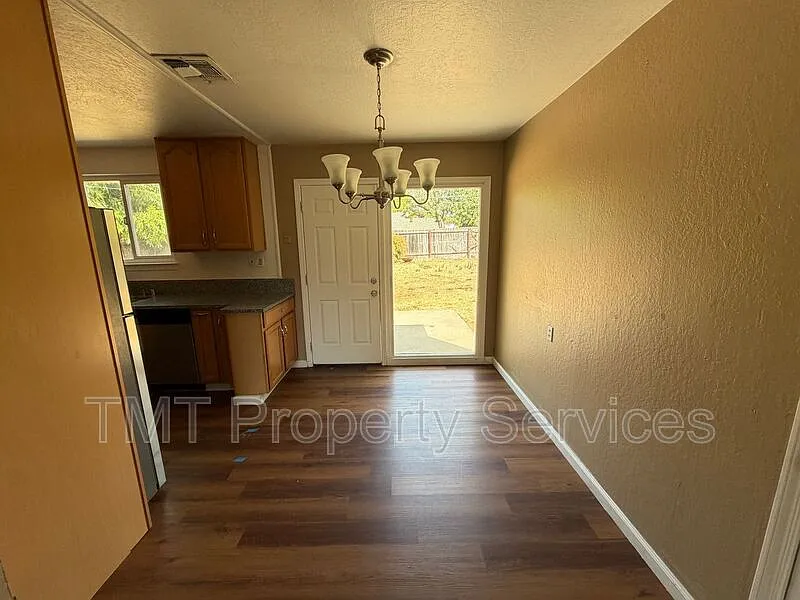 3 bed, 1.0 bath, 897 sqft, $2,400 — Photo 4