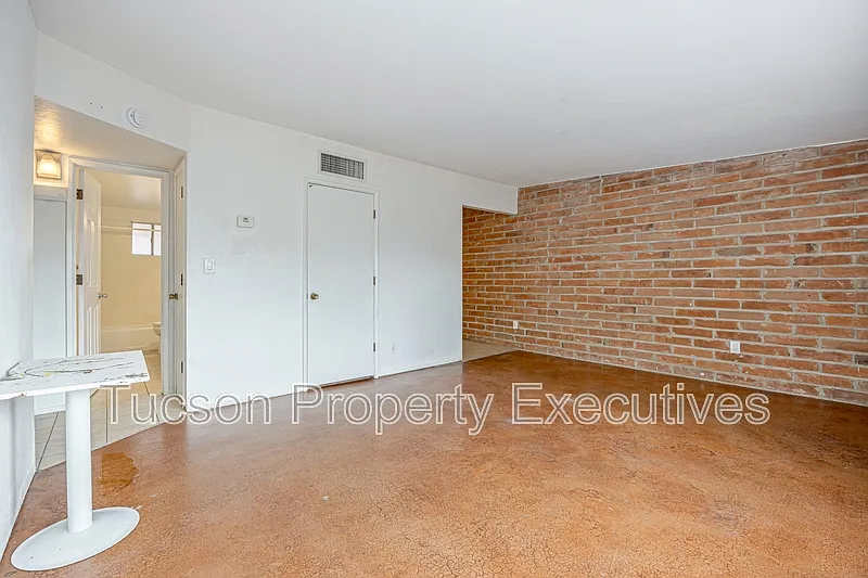 2 bed, 1.0 bath, 800 sqft, $800 — Photo 2