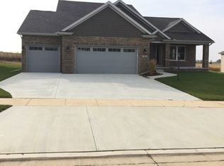 705 Country Ridge Dr, Mahomet, IL 61853