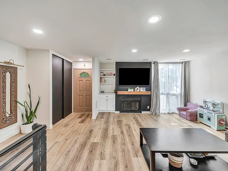 10231 Independence Ave — Photo 17