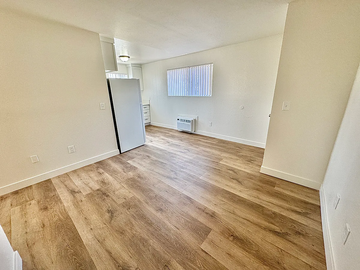 Building Photo - 6714 Troost Ave #O