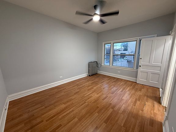 4th image of 2814 W Fletcher St #1R