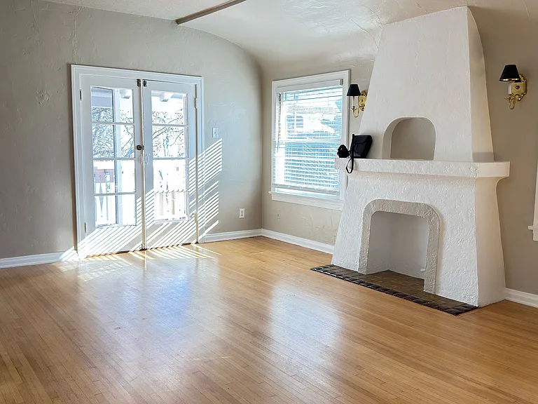 221 Loma Ave #C — Photo 4