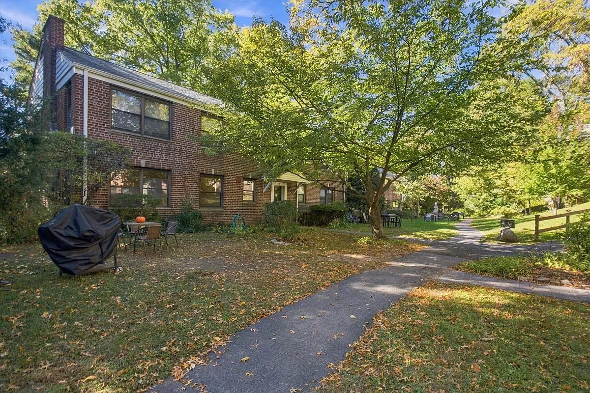 3 bed, 949 sqft, $4,300 — Photo 1