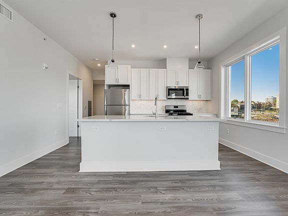 3rd image of 658 Grand St #403