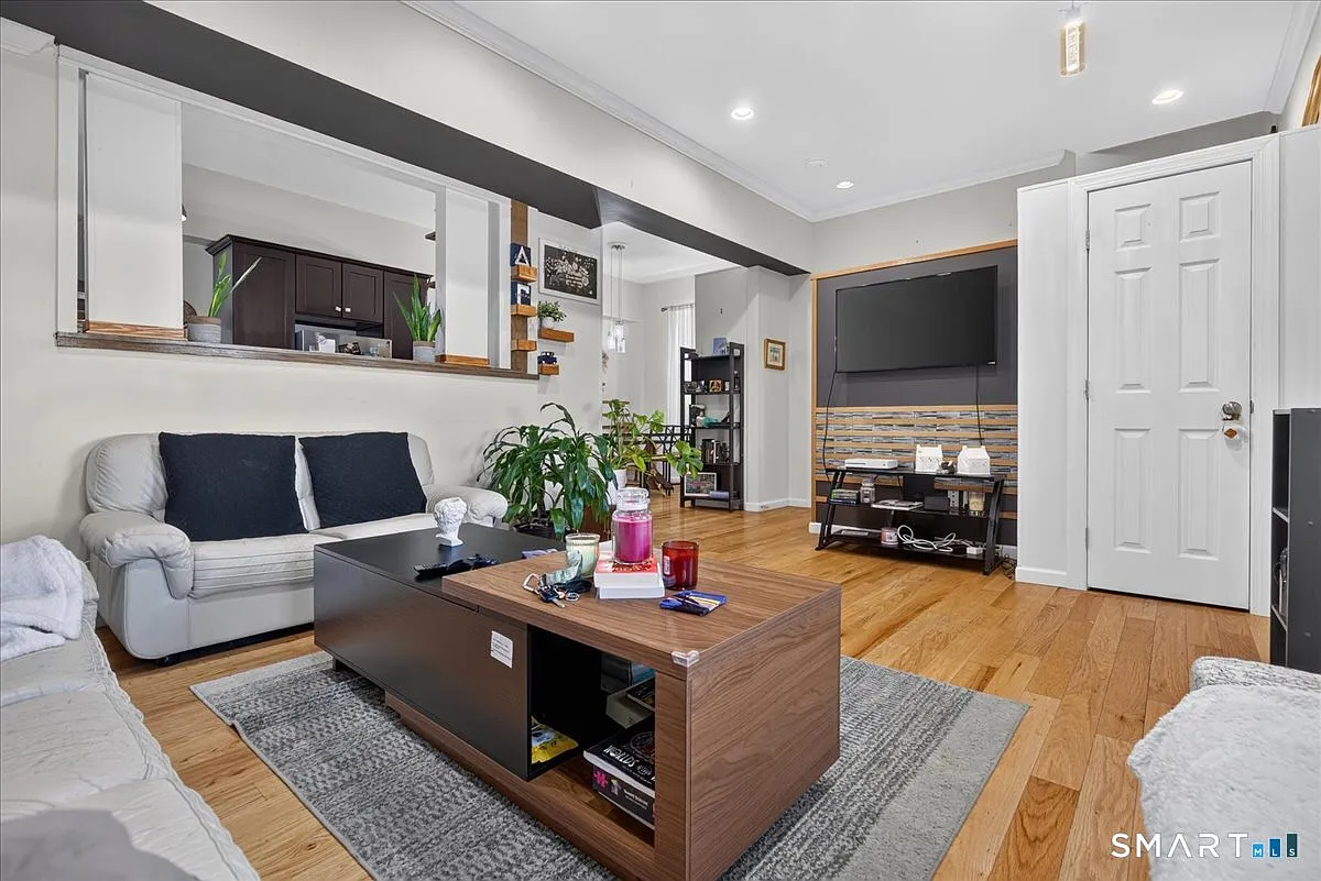2 bed, 2.5 bath, 4242 sqft, $2,400 — Photo 1