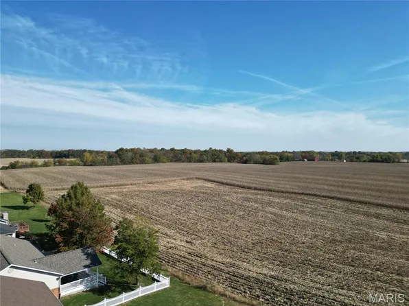 5 Mozart Pl, Millstadt, IL 62260