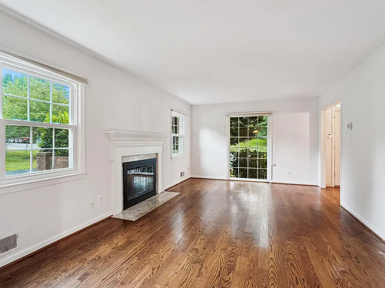 2248 Military Rd — Photo 4