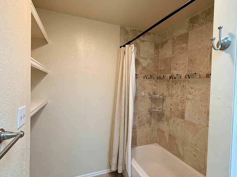 2140 Reynolds St — Photo 9