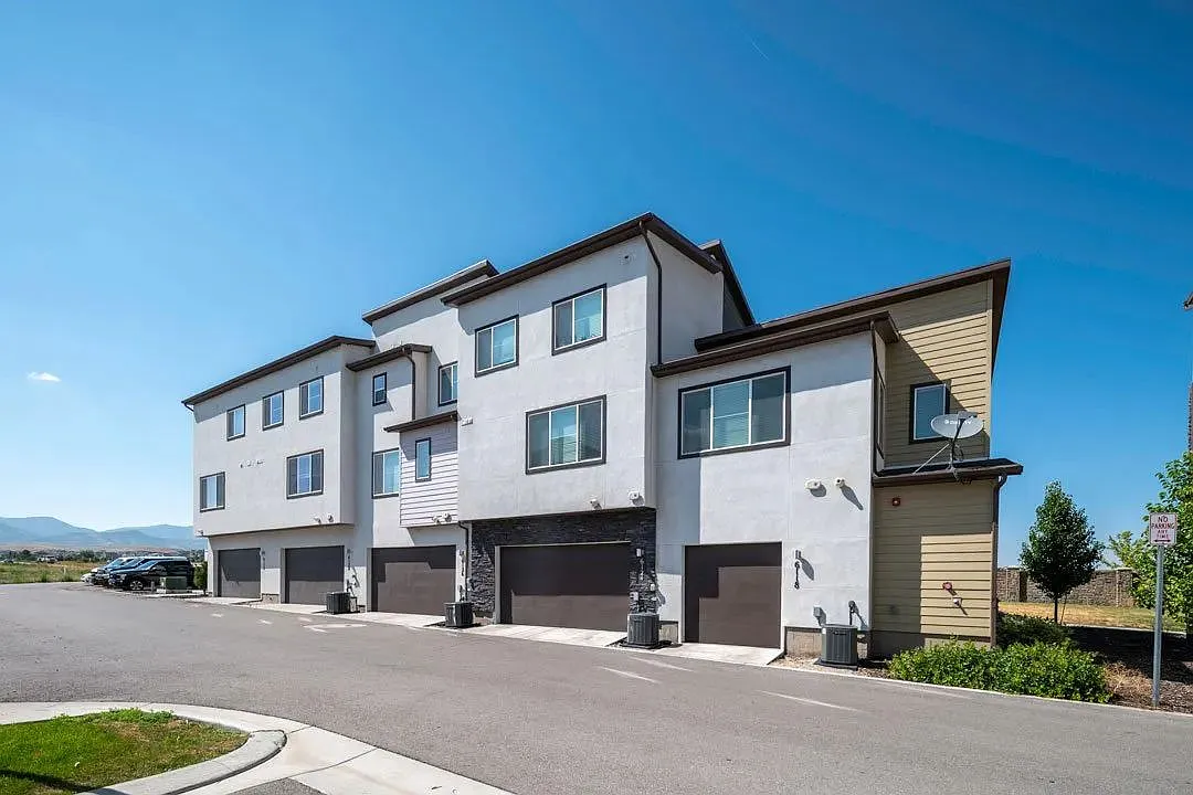 Gladstone Place Townhomes — Photo 1