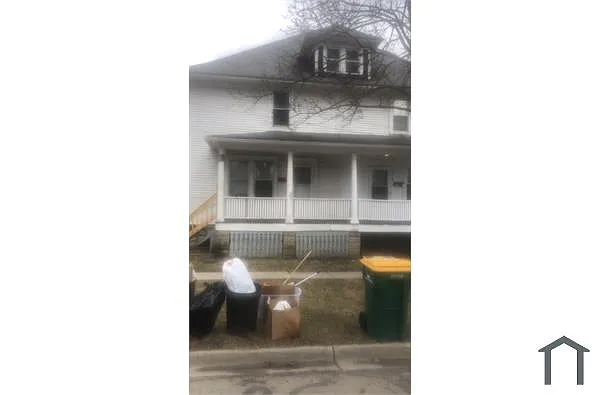 1017 E 4th St photo 1