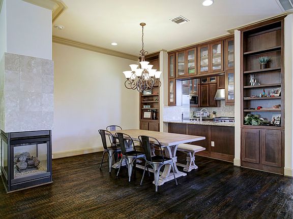 Spacious dining for 8+