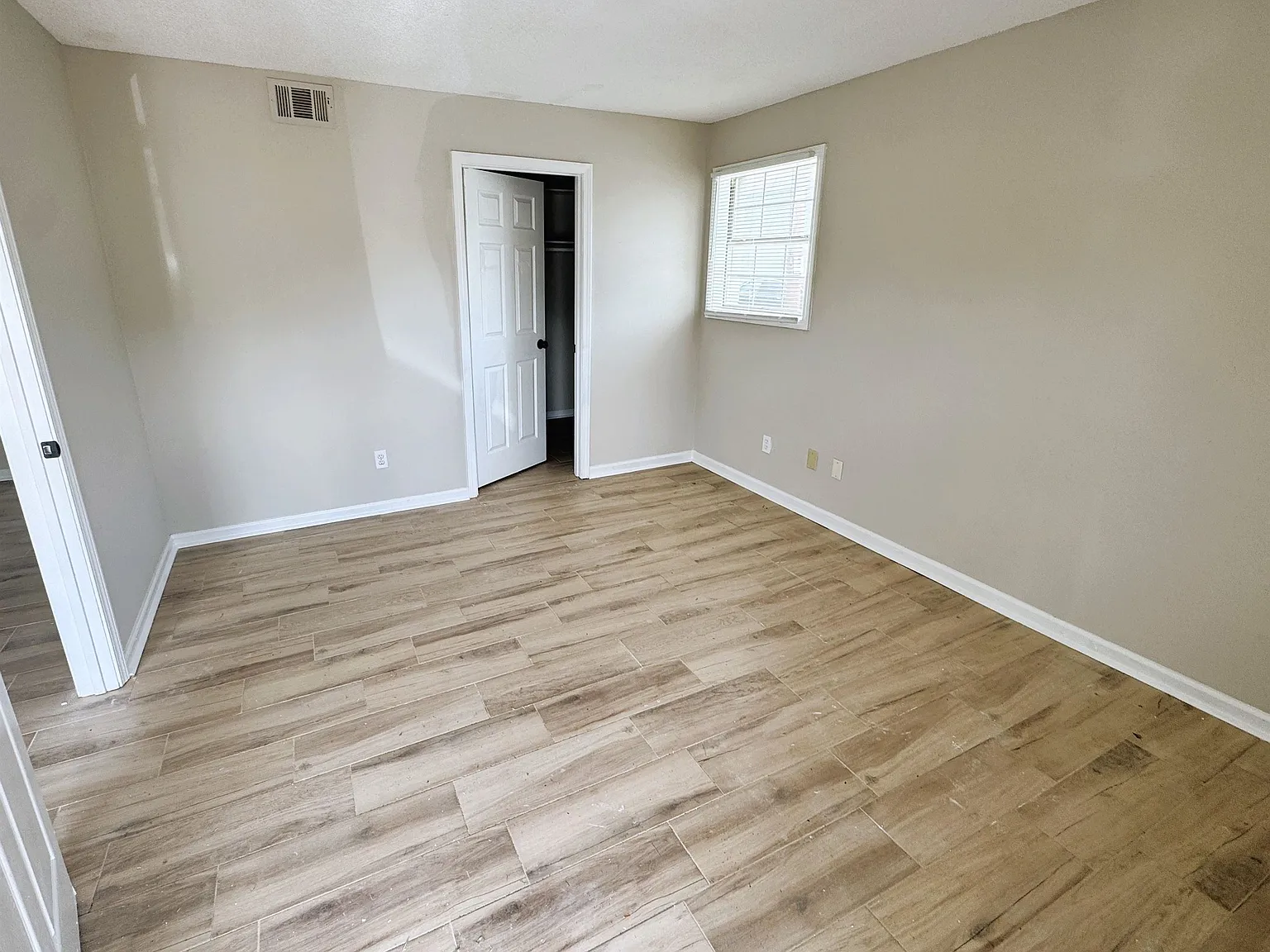 2 bed, 1.0 bath, 18306 sqft, $950 — Photo 3