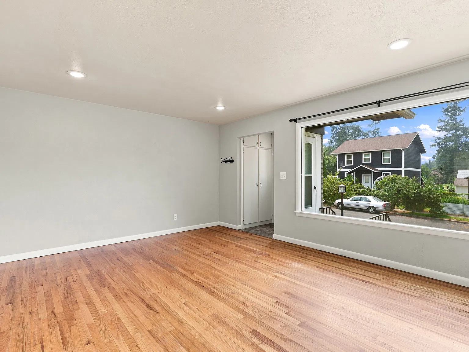 4 bed, 1734 sqft, $2,400 — Photo 3