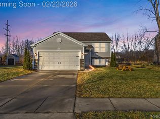 394 Saddlebrook Dr, Linden, MI 48451