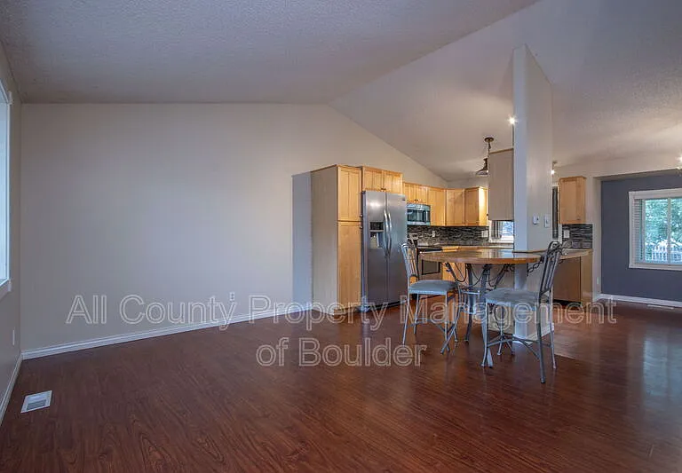 2124 Stuart St — Photo 3