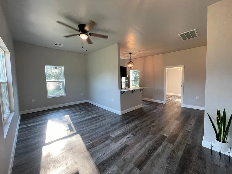 1317 E Broadway St — Photo 4